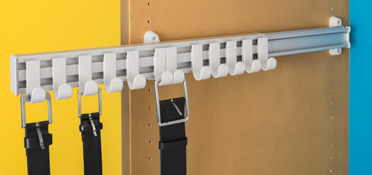 Belt hangerpull-out