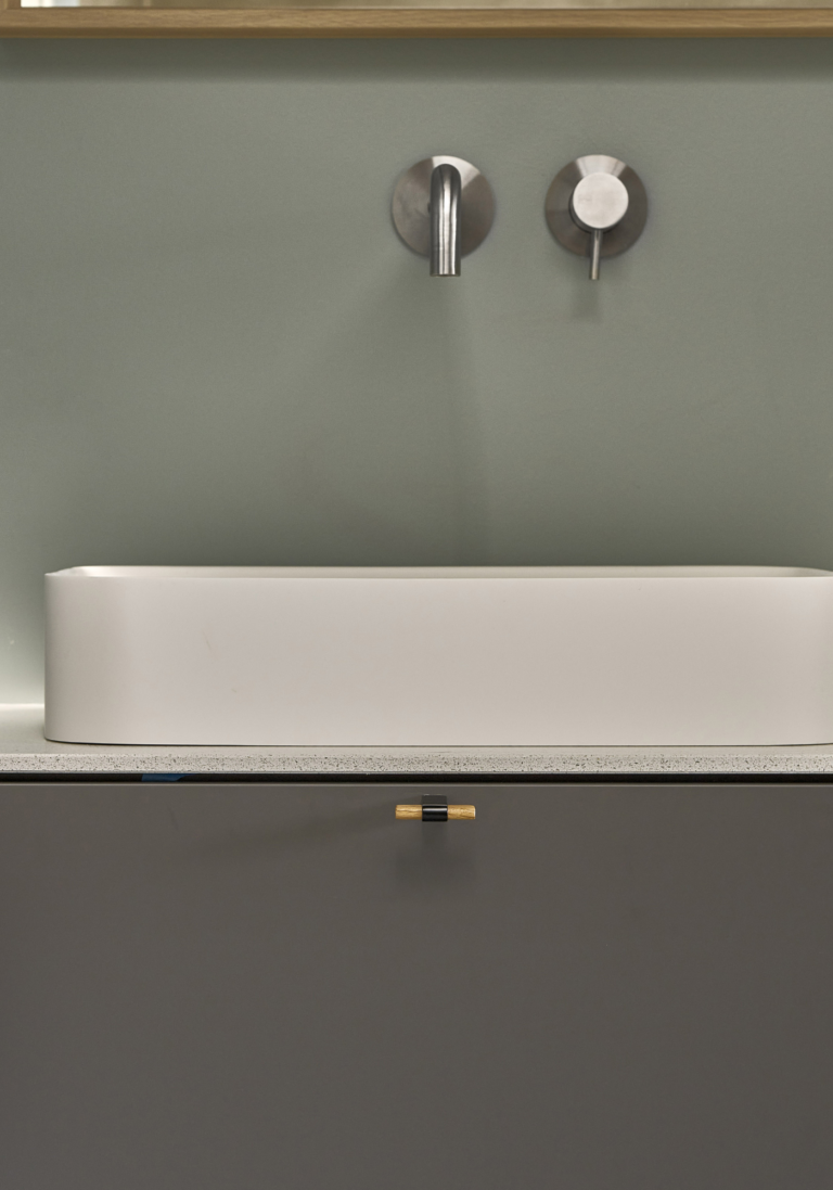 Crossing Knob—Oak lacquered/ Matte Black